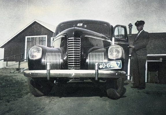 Valokuva Kirjoittajan isästä ja Nash-autosta syyskuussa 1939