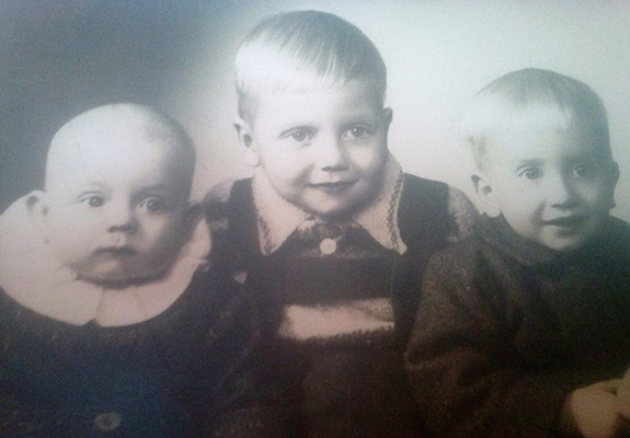 Kirjoittaja puolivuotiaana ensimmäisessä valokuvassa isoveljiensä Aimon, 2 v ja Veikon, 4 v, kanssa. 